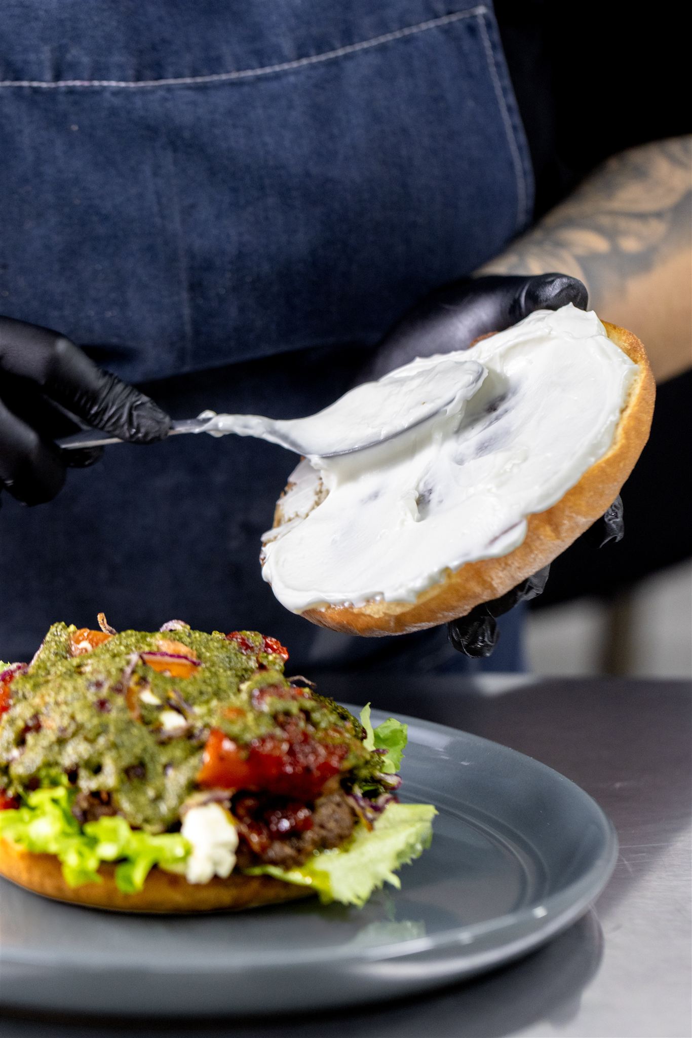 Equipo El Rusio preparando sándwiches